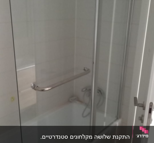 מקלחון עם דלת זכוכית וברז מקלחת